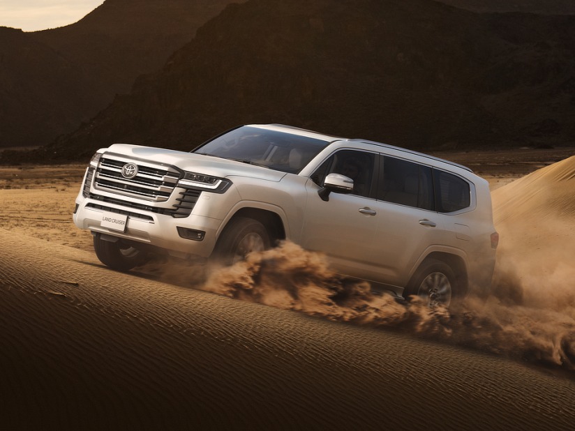 land cruiser 300 in desert